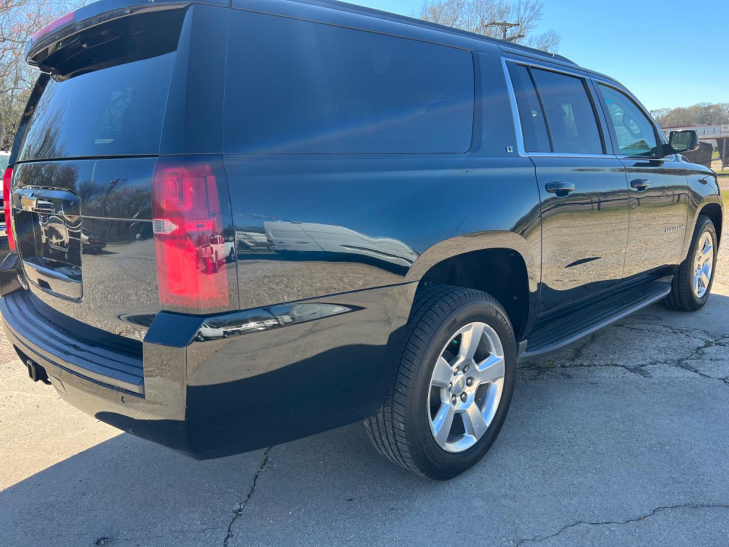 2015 Black /Black Chevrolet Suburban LT (1GNSCJKC9FR) with an 5.3L V8 engine, 6-Speed Automatic transmission, located at 4520 Airline Hwy, Baton Rouge, LA, 70805, (225) 357-1497, 30.509325, -91.145432 - 2015 Chevrolet Suburban LT 5.3 V8 Gas, 184K Miles, Heated Leather Seats, 7 Passenger Seating, Sunroof, Bose, Backup Camera, Does Have Minor Scratches, Tow Pkg. NO IN HOUSE FINANCING. FOR INFO PLEASE CONTACT JEFF AT 225 357-1497 CHECK OUT OUR A+ RATING WITH THE BETTER BUSINESS BUREAU WE HAVE BEEN A - Photo#5